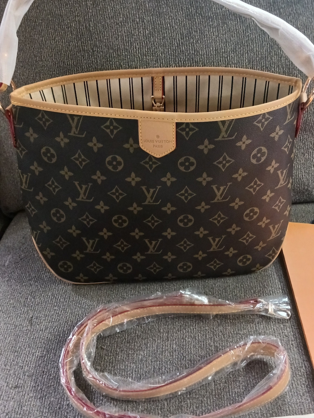 Designer Purse Lv - Picture 4 of 5
